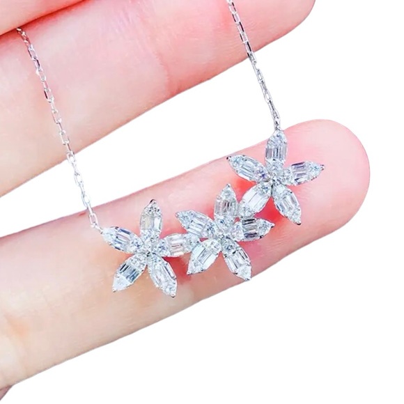 🎁 Baguette Cut Crystal Flower Necklace - Picture 3 of 7